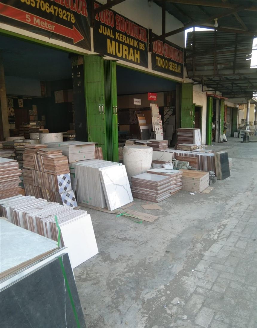 Keramik di depan toko