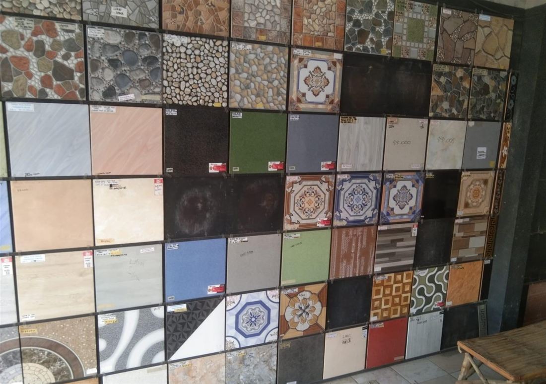 Aneka keramik motif warna-warni