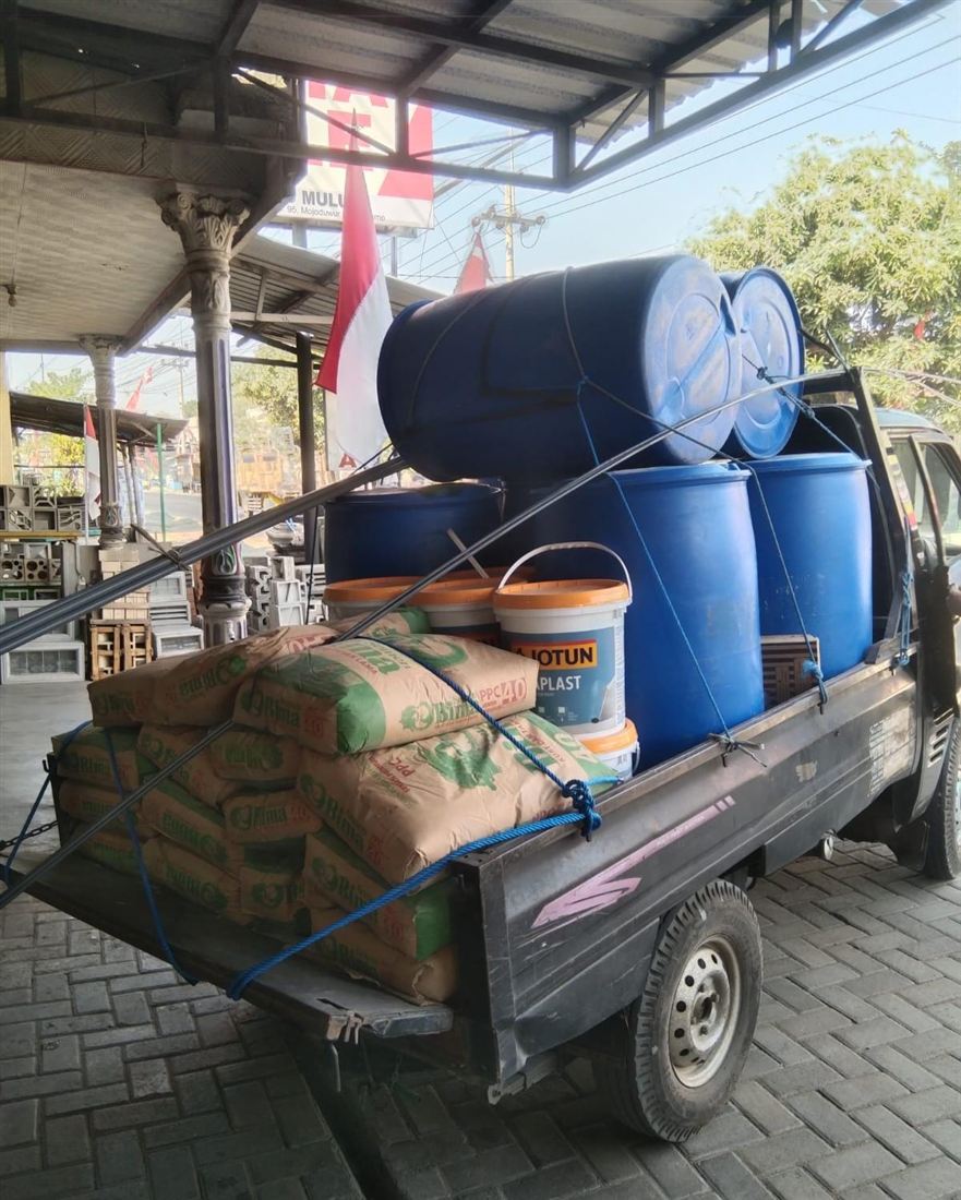 Pengiriman barang bangunan dengan pick-up